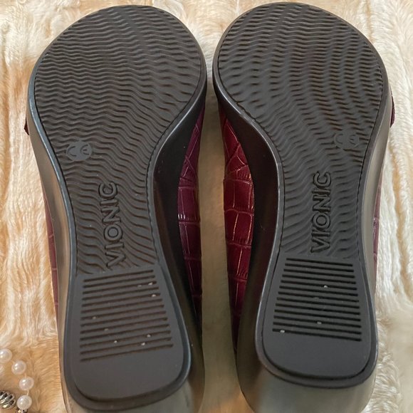 Beautiful Burgundy Vionic Pumps - Picture 4 of 4